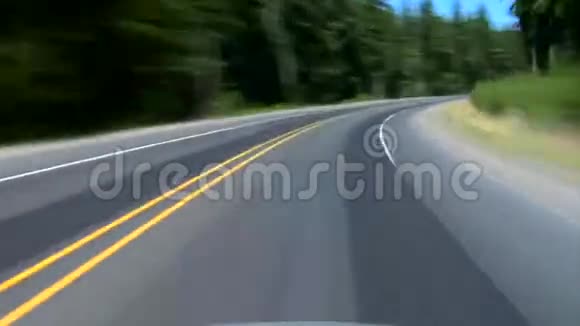 驾驶常绿森林小镇山地视频的预览图