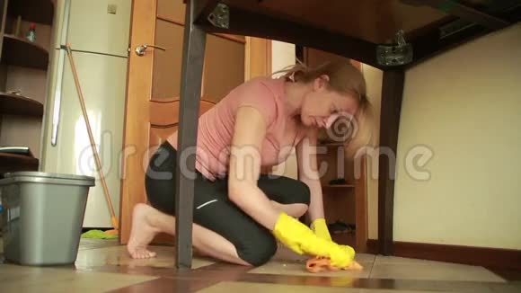 女人打扫地板戴手套的女孩打扫厨房视频的预览图