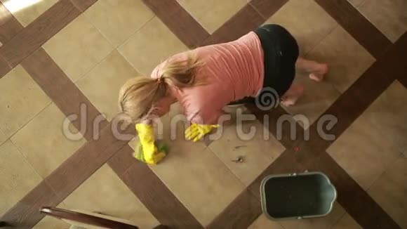 女人打扫地板戴手套的女孩打扫厨房视频的预览图