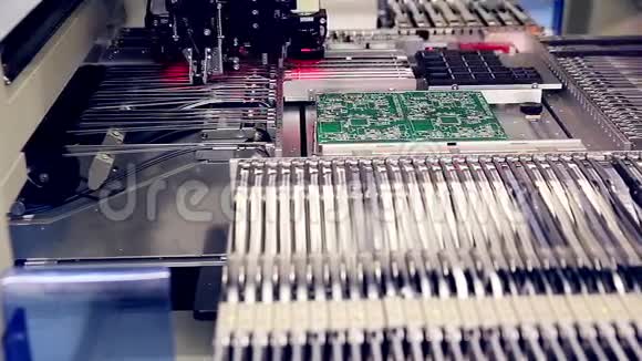 印刷电路板的机器人生产视频的预览图