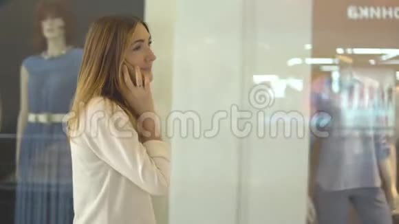 一位美女在商场里用手机聊天视频的预览图