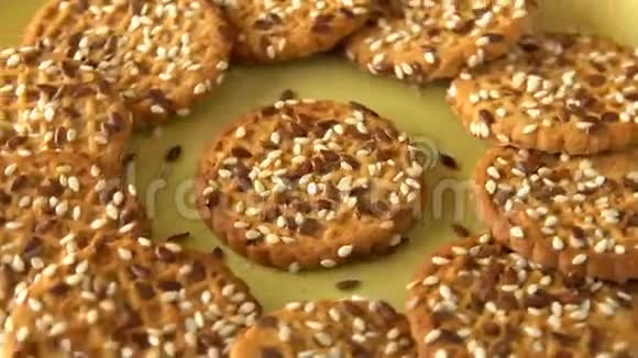 美味可口的新鲜烘焙自制饼干旋转在绿色竹盘上失踪了视频的预览图