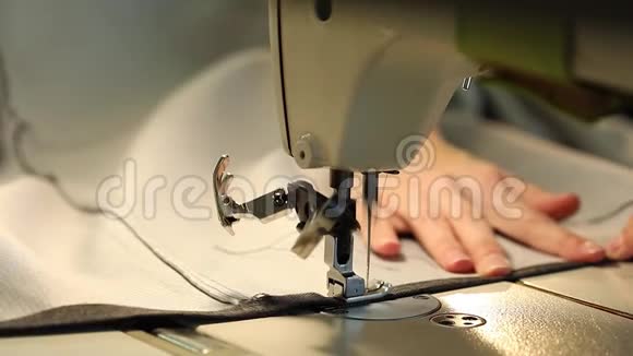在缝纫机工作的妇女缝纫机女性手慢动作视频特写浅深度视频的预览图