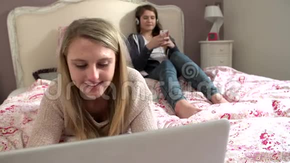 两名在卧室使用数码设备的少女视频的预览图