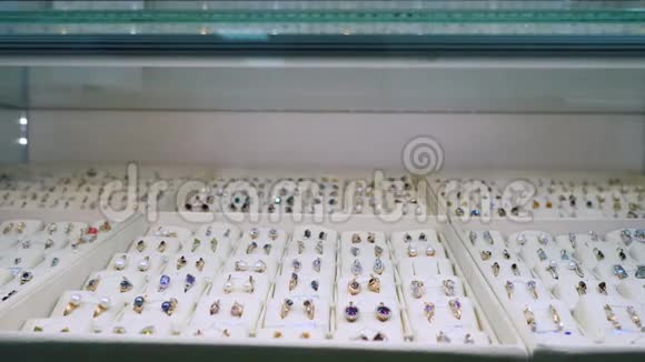 出售珠宝黄金戒指钻石和其他宝石首饰供黄金市场上的妇女使用视频的预览图