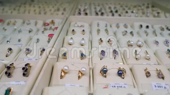 出售珠宝黄金戒指钻石和其他宝石首饰供黄金市场上的妇女使用视频的预览图
