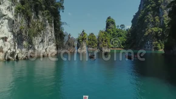 泰国热带丛林湖Cheolan无人机飞行野山自然国家公园游艇岩石视频的预览图