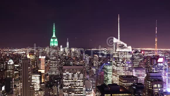 从纽约经过4k时间的夜间曼哈顿夜景视频的预览图