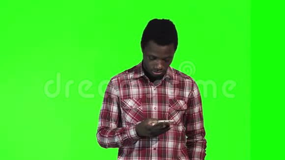 非洲男人在智能手机上说话视频的预览图