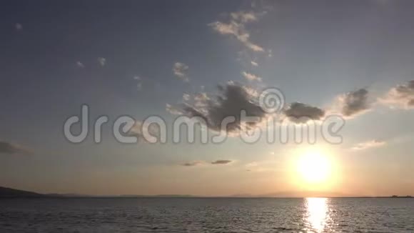 蓝色云海洋日落是一个华丽的股票视频显示黄金日落的镜头视频的预览图