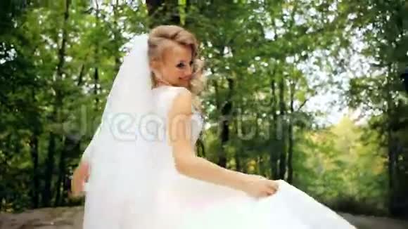 美丽的女性旋转新娘服装慢动作视频的预览图