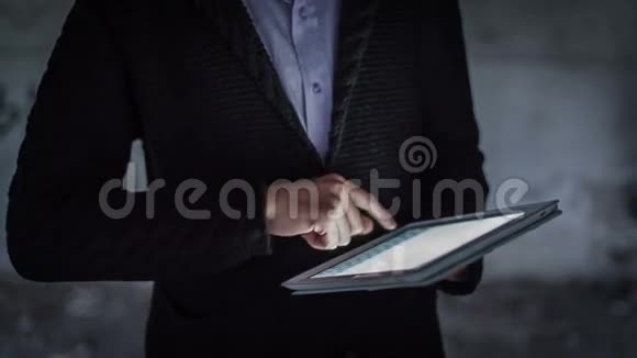 数码平板电脑1上的人手触摸屏幕视频的预览图