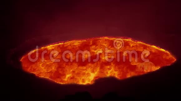 火山喷发的红火熔岩从火山顶部流出炽热的红色熔岩视频的预览图