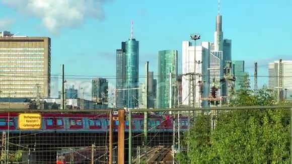 法兰克福的商务塔和火车视频的预览图