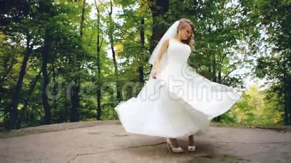 美丽的女性旋转新娘服装慢动作视频的预览图