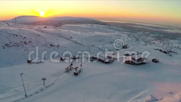 日落时分飞越北部的滑雪场视频的预览图