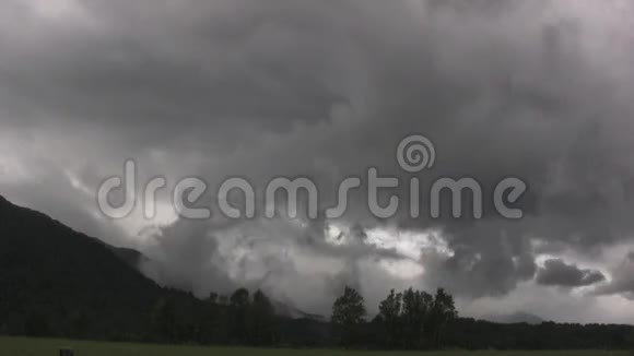 漩涡风暴云时间流逝视频的预览图