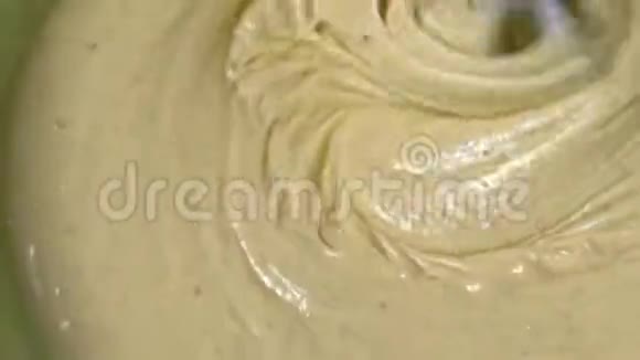 将面团与搅拌机混合用搅拌机烹饪奶油面团在180fps中慢速拍摄在美丽的波浪上视频的预览图