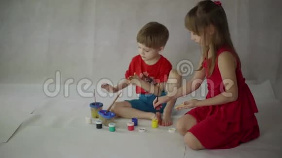 孩子们用画笔手掌和水粉画纸视频的预览图