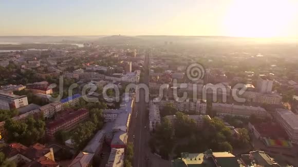 空中摄影一个大城市的早晨夏天伊尔库茨克视频的预览图