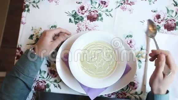 在餐馆吃汤的人视频的预览图