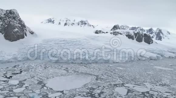 南极洲海岸冰川融冰鸟瞰图视频的预览图
