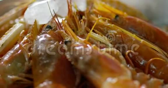极慢动作虾鱼海鲜在浪漫的意大利氛围非常传统和真实视频的预览图