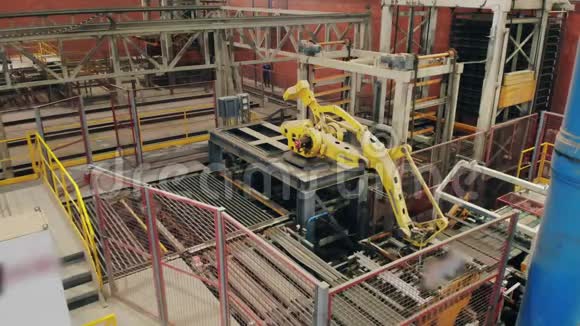 带有机器人设备的生产单元现代自动化工厂设备视频的预览图
