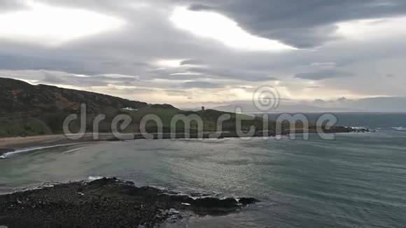 飞越大西洋之路的海岸线由爱尔兰邓格洛郡的马盖里视频的预览图