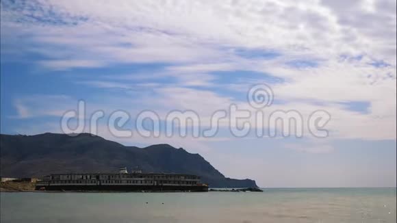 群山映衬蓝天白云云奔过蓝天最佳海岸景观视频的预览图