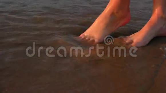 夏季日落海滩休闲和身体部分视频的预览图