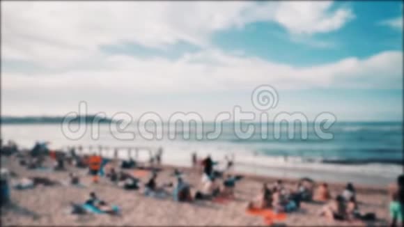 大西洋海岸坎塔布里亚海许多日光浴的人五颜六色的雨伞温暖的景色视频的预览图