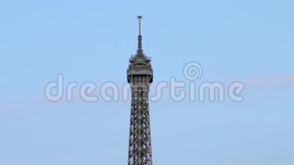 法国巴黎埃菲尔铁塔的顶部视频的预览图