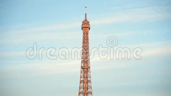 法国巴黎黎明时的埃菲尔铁塔垂直锅视频的预览图