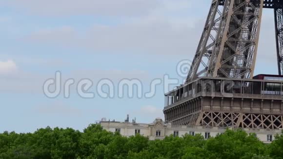 法国巴黎早上的埃菲尔铁塔水平平底锅视频的预览图