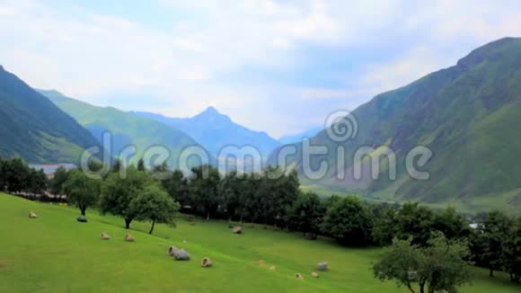 山景和风景如画的山村全景视频的预览图