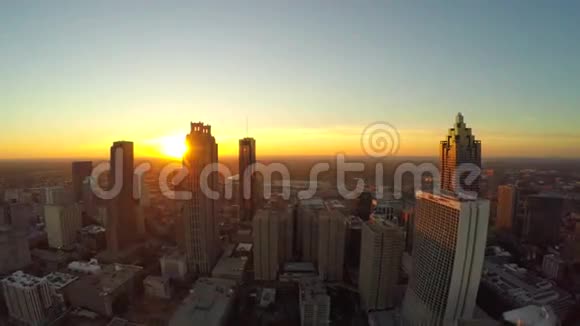 亚特兰大空中城市景观飞回来视频的预览图