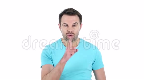 沉默中年男人嘴唇上的手指视频的预览图