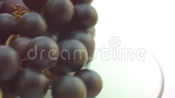 玻璃桌上晕眩的葡萄视频的预览图