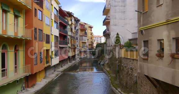 坎普罗登山城彩色房屋4k西班牙视频的预览图