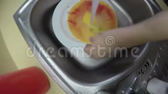 用海绵洗手脏盘水槽相机挂在水龙头上4K视频的预览图