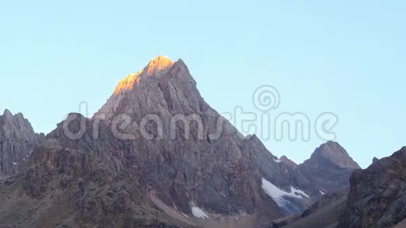 山上的日出时间之旅帕米尔塔吉克语视频的预览图