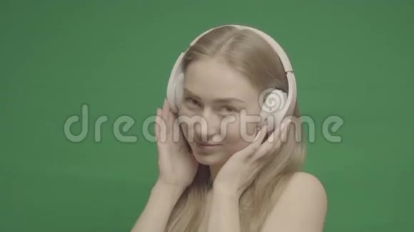 快乐女孩听白色耳机音乐视频的预览图