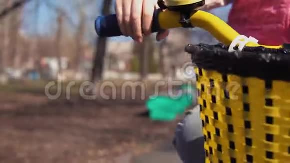 五岁的金发小女孩在一个旧公园骑自行车视频的预览图