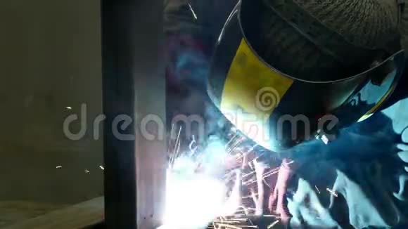 焊接过程中的火花视频的预览图