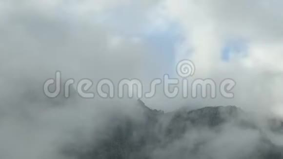 山峰上空云层的时间流逝视频的预览图
