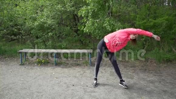 年轻的健身女子跑步前伸腿视频的预览图