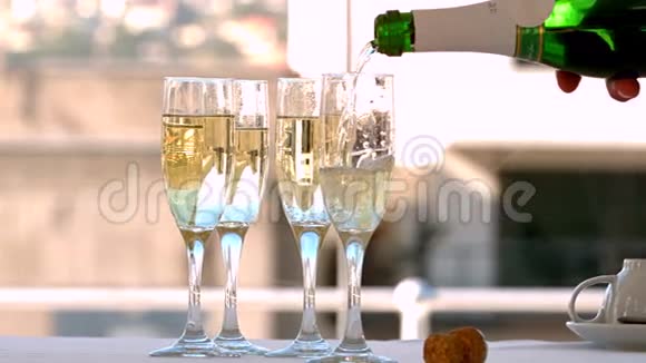 香槟被倒入长笛视频的预览图