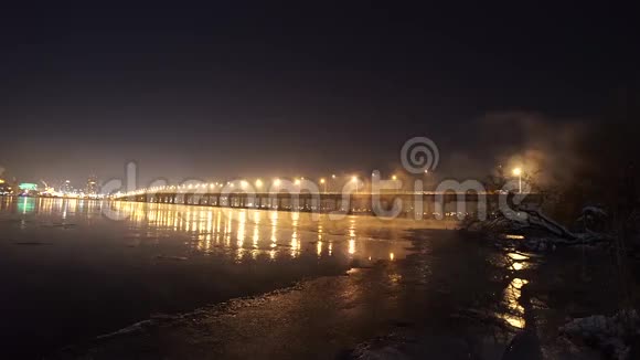 冬天夜晚有照明桥的河视频的预览图