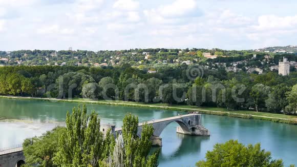 法的阿维尼翁大桥和罗纳河视频的预览图